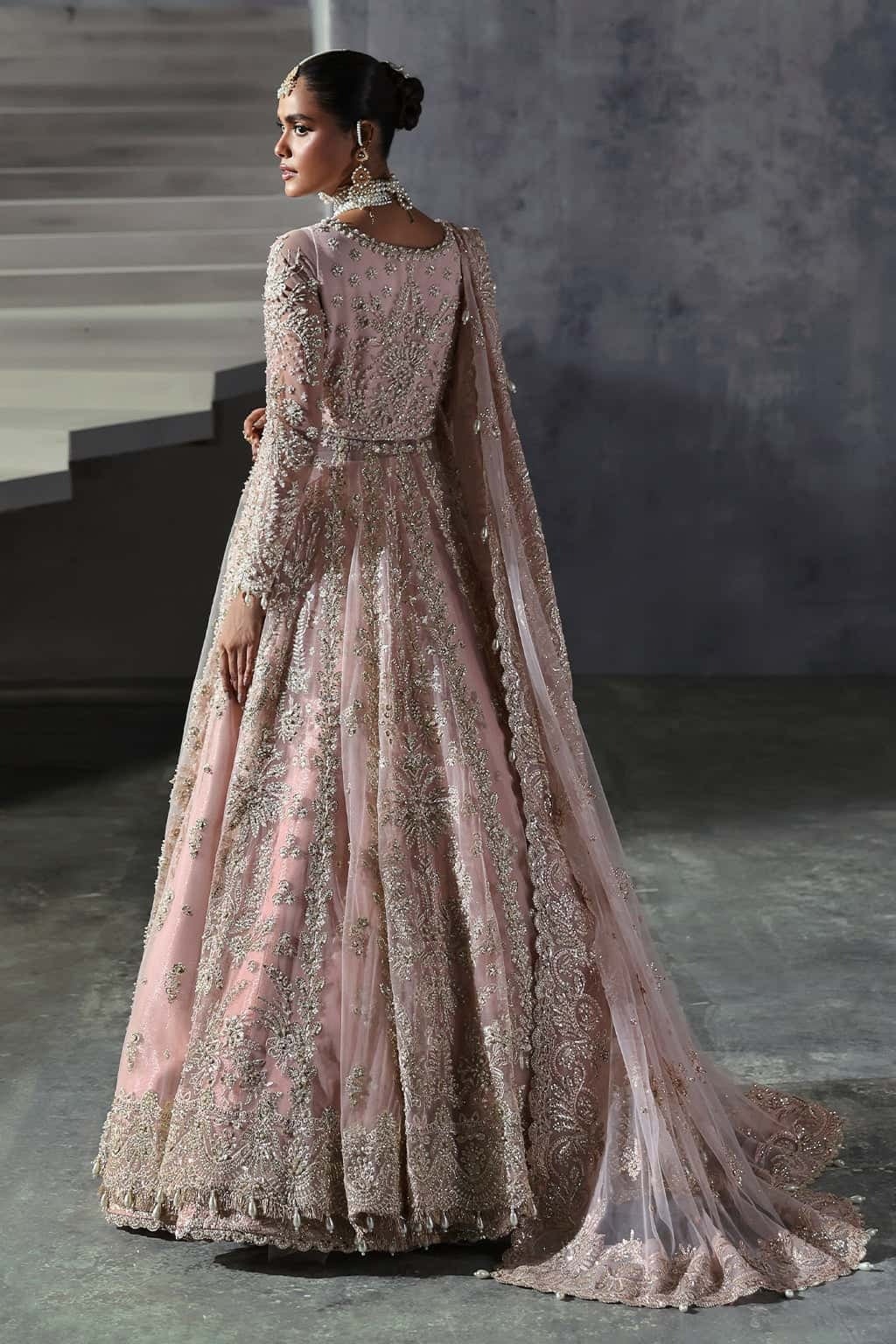 SOFIA - Afrozeh Pakistani fashion outfit in pink tones.